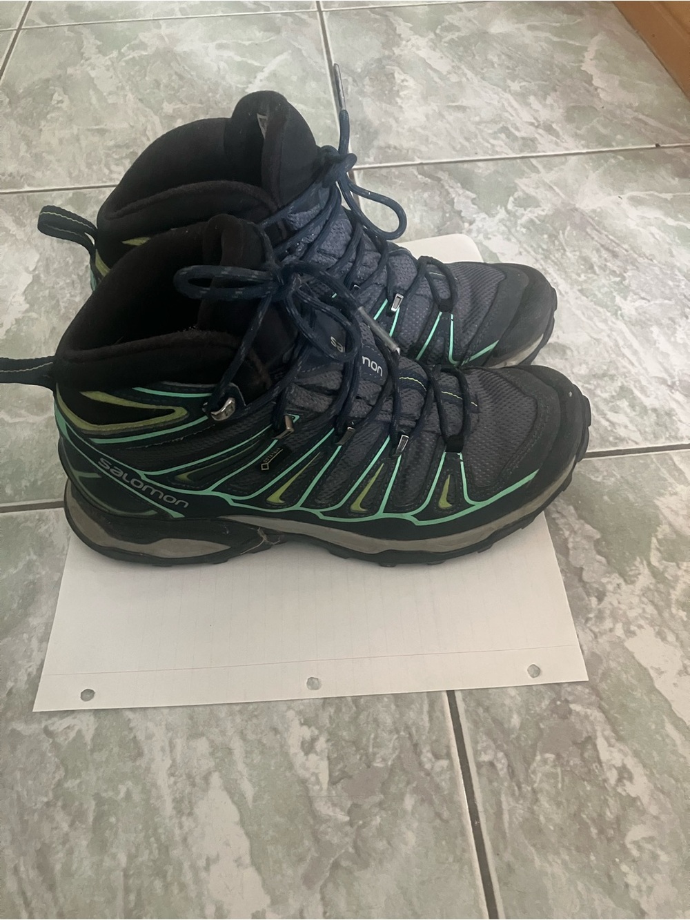 Salomon Womans waterproof hiking Boots size 8.5